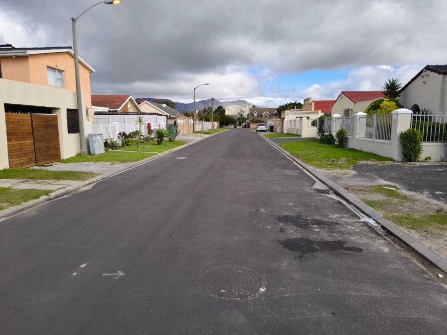 To Let 1 Bedroom Property for Rent in Grassy Park Western Cape
